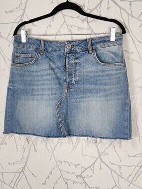 Guess Light Wash Stretch Denim Raw Hem Mini Skirt